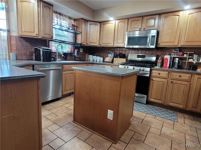 kitchen featuring decorative backsplash, stainless steel appliances, a kitchen island, and sink