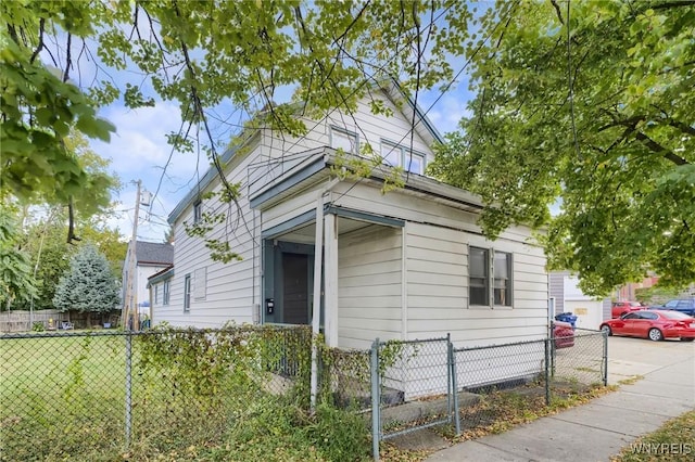 view of front of home with a front lawn