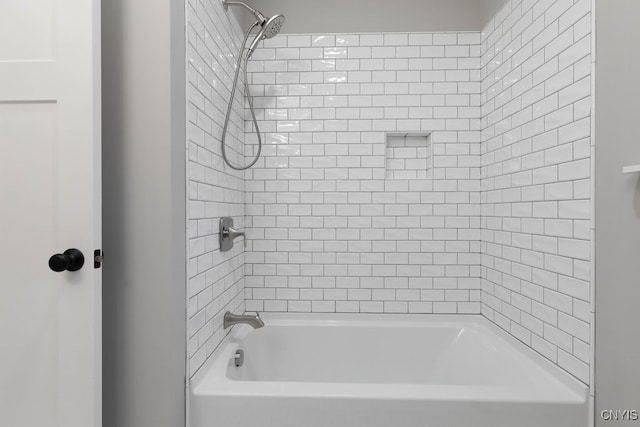 bathroom with tiled shower / bath combo