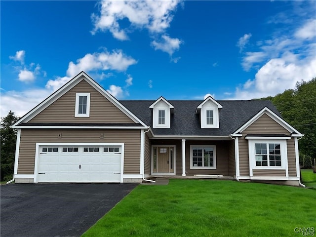 view of front of property featuring a front lawn