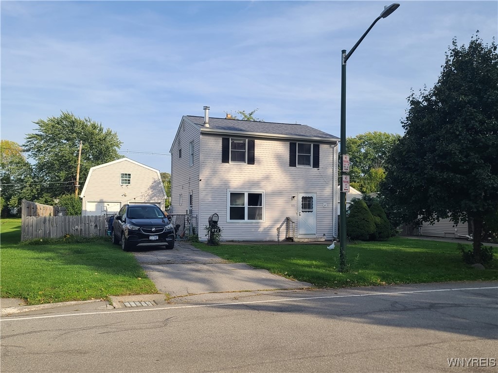 view of front of home featuring a front lawn