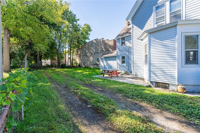 view of yard featuring a patio area