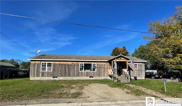 view of front of home with a front lawn