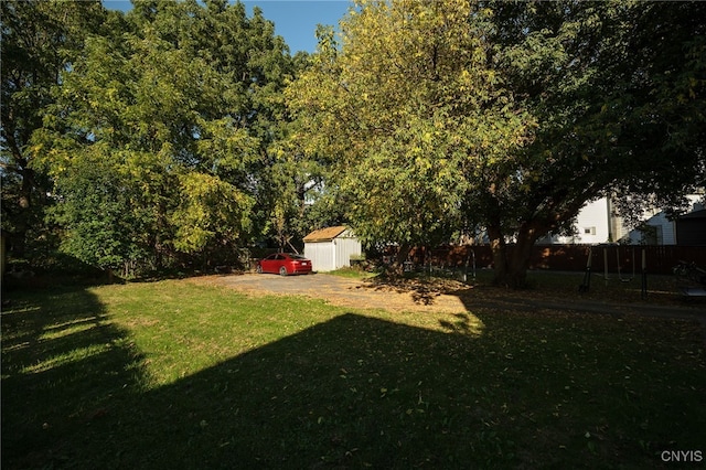 view of yard with a storage unit