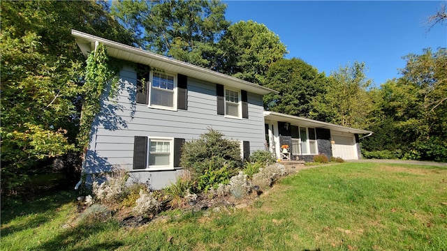 view of front of house featuring a front yard