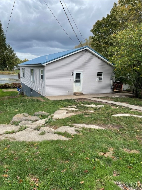 exterior space featuring a lawn