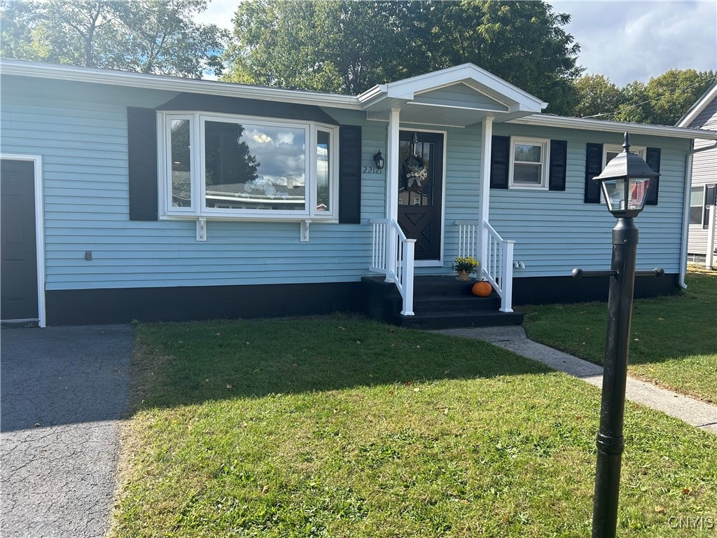 view of front of house featuring a front lawn