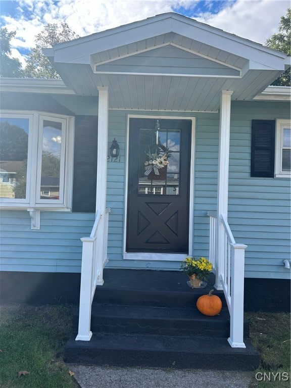 property entrance featuring a porch