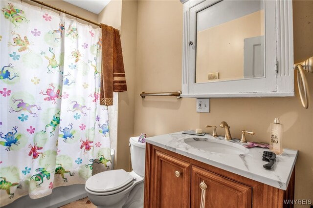 full bathroom with shower / tub combo with curtain, vanity, and toilet