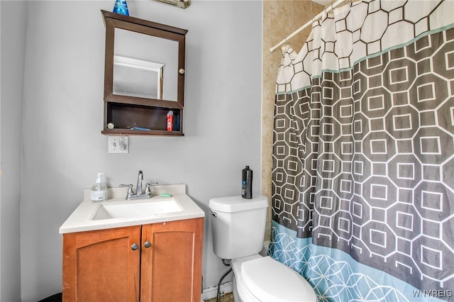 bathroom with a shower with curtain, vanity, and toilet