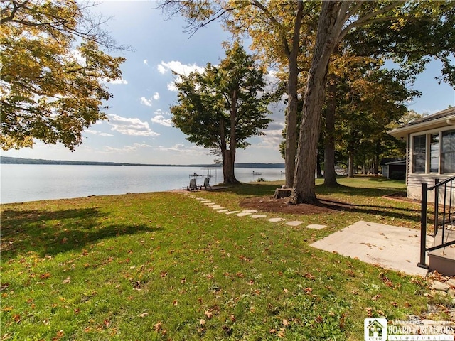 view of yard featuring a water view