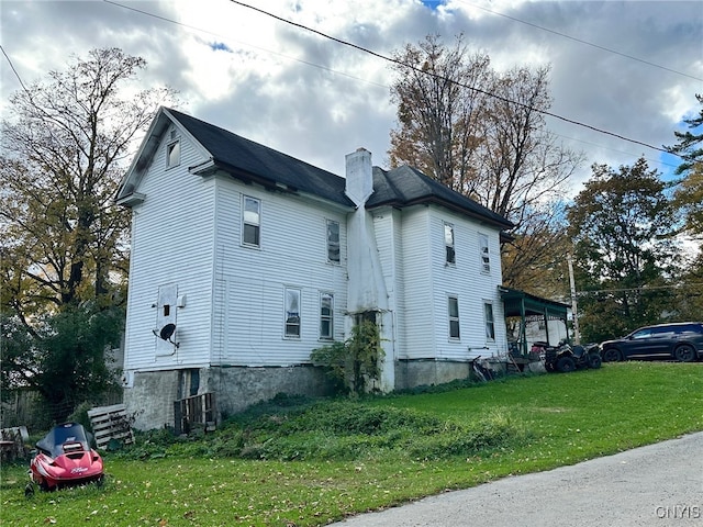 view of side of property featuring a yard