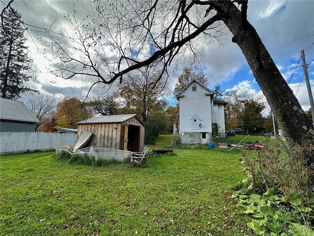 view of yard featuring a shed