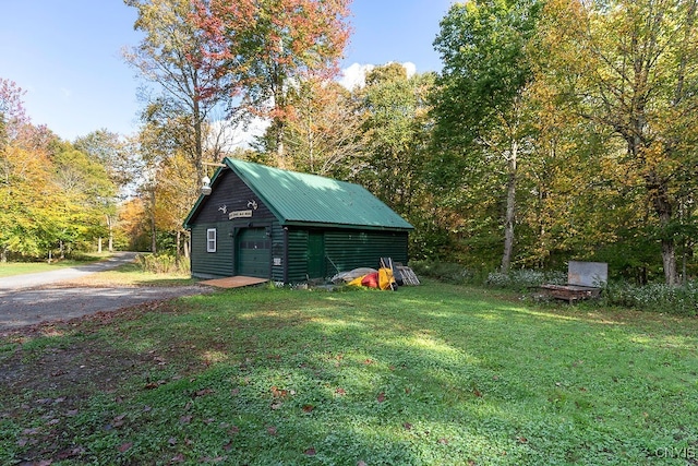 view of yard with an outdoor structure and a garage