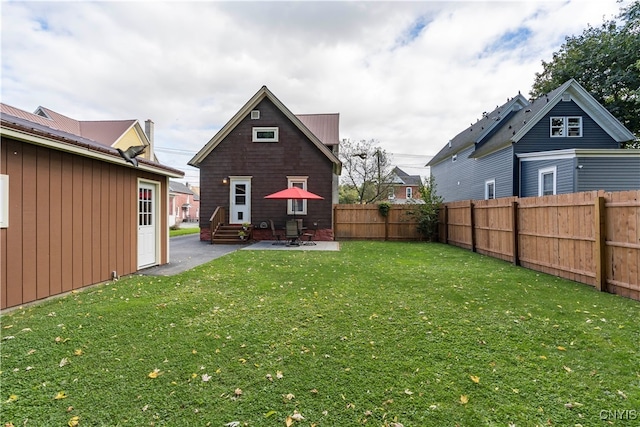 view of yard featuring a patio