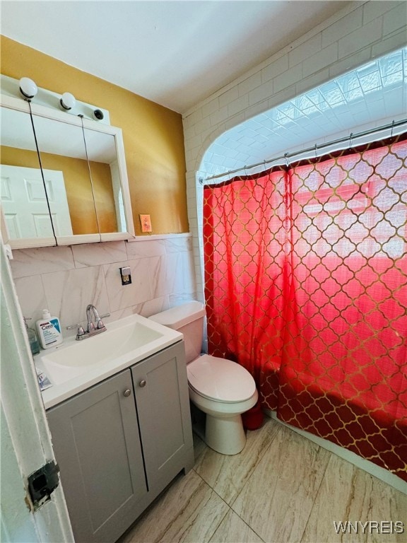 bathroom featuring walk in shower, vanity, toilet, and tasteful backsplash