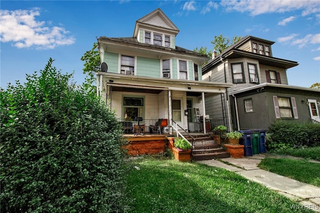 view of front of property featuring a front lawn and covered porch