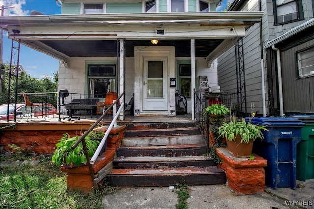 doorway to property with covered porch