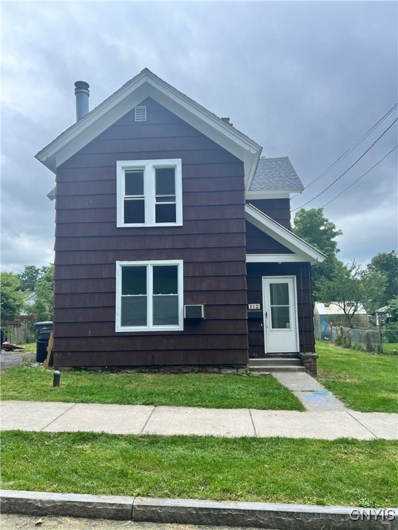 view of front facade with a front yard