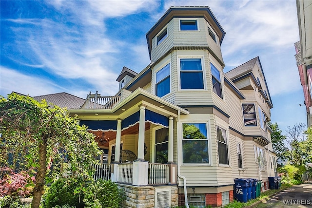 view of front of home featuring a balcony