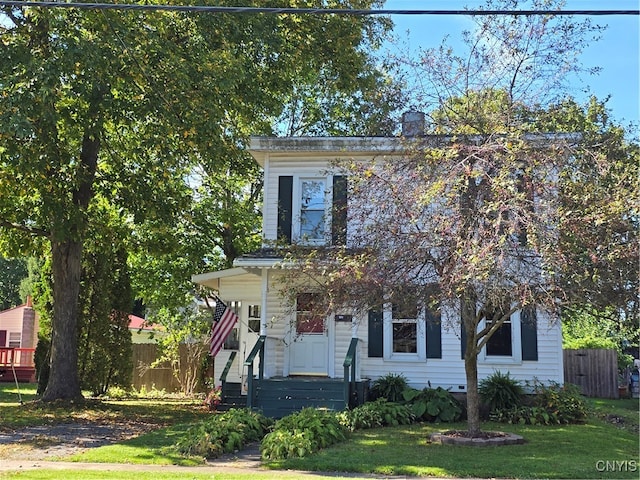 view of front of property featuring a front lawn