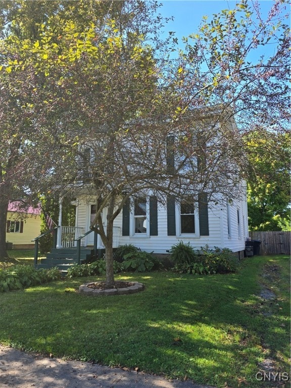 view of front of home featuring a front yard