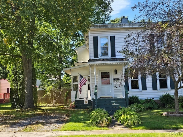 view of front facade featuring a front lawn