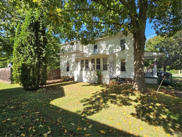 view of front of property featuring a front lawn