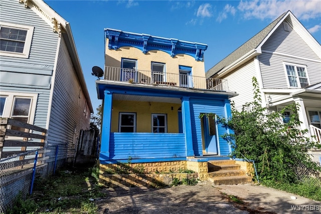 view of front of property featuring a balcony