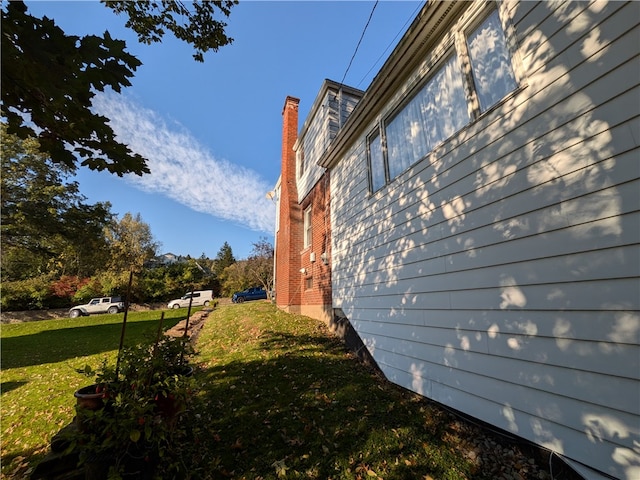 view of side of property featuring a lawn