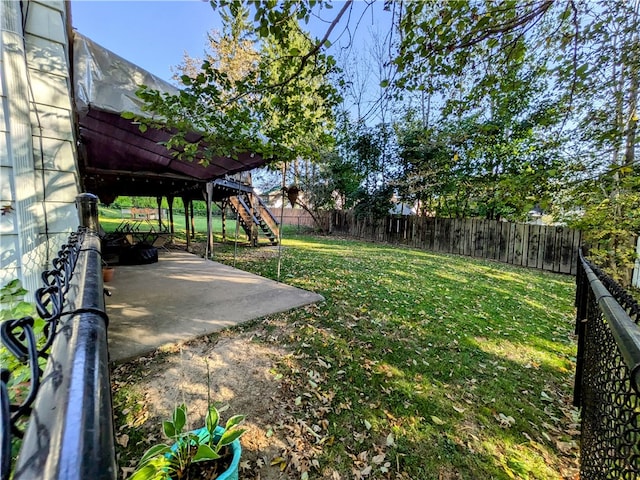 view of yard with a patio area