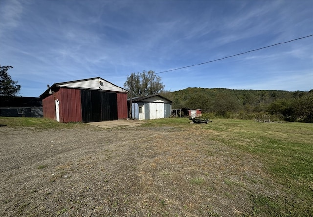 view of yard with an outdoor structure