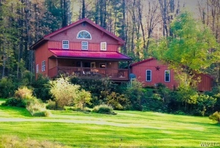 view of front of house featuring a front yard