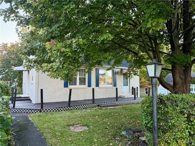 view of front of house with a front yard