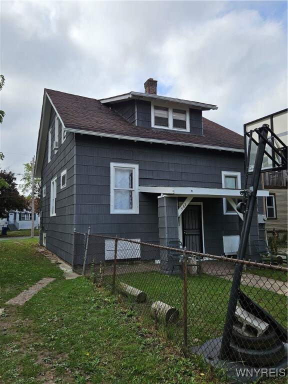 view of front of home featuring a front lawn