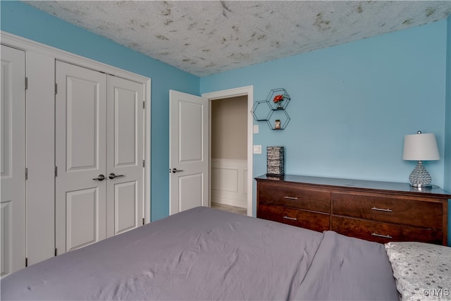 unfurnished bedroom featuring a textured ceiling