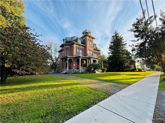 view of front of property featuring a front yard