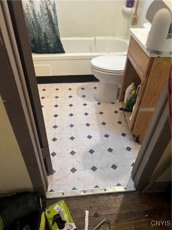 full bathroom featuring toilet, shower / tub combo, and vanity