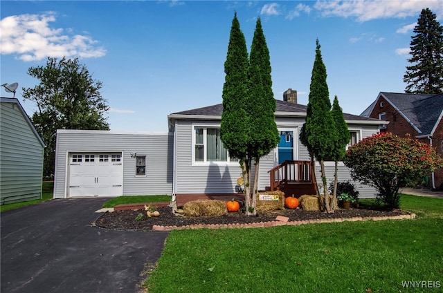 view of front of property featuring a front lawn and a garage