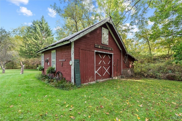 view of outdoor structure featuring a yard