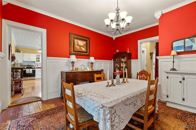 dining room featuring a notable chandelier, crown molding, and dark hardwood / wood-style flooring