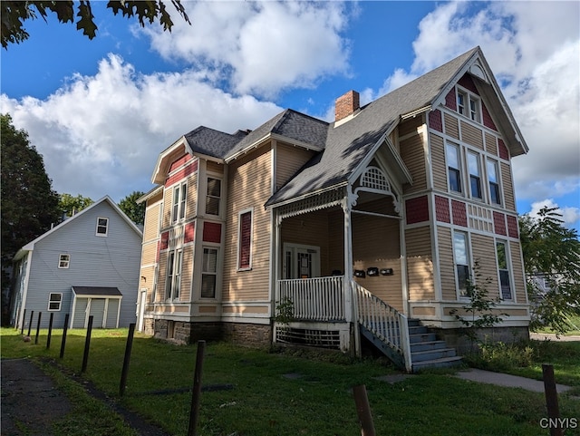 view of front facade with a front lawn