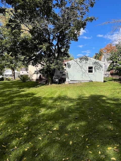 view of yard with a storage unit