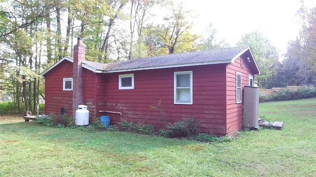 view of side of property featuring a lawn