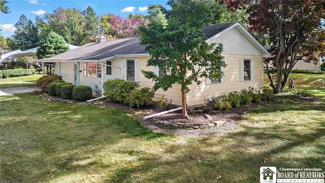 view of front of home featuring a front lawn