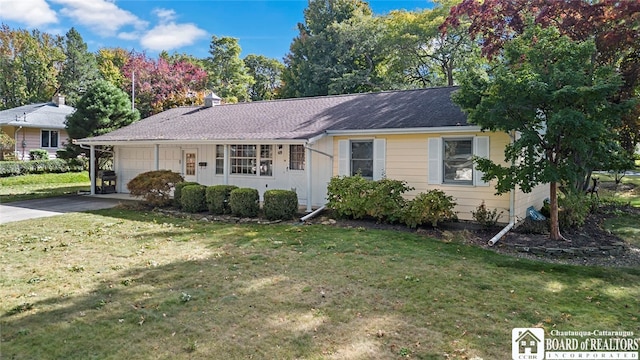 view of front of home featuring a front yard