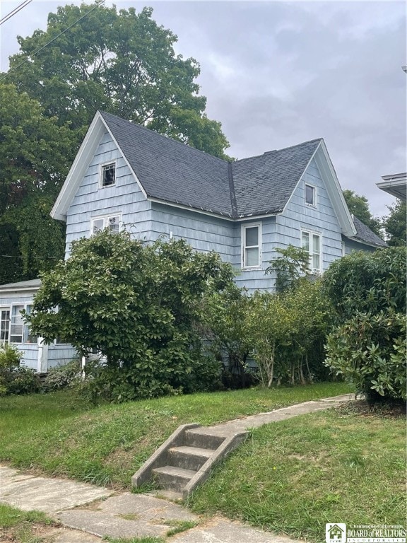 view of front of house with a front yard