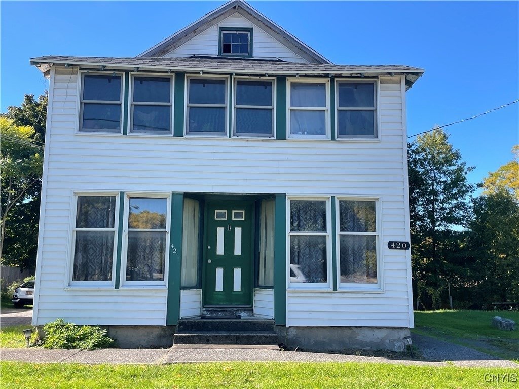 view of front of home with a front lawn