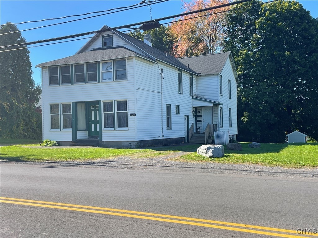 view of front facade with a front yard