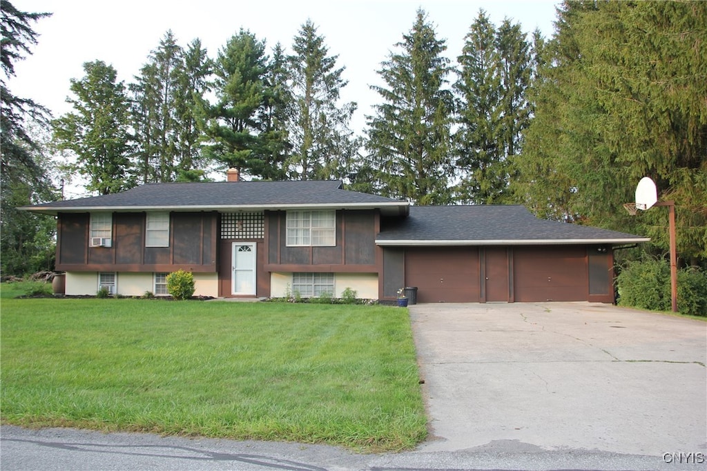 view of front of house featuring a front lawn and a garage